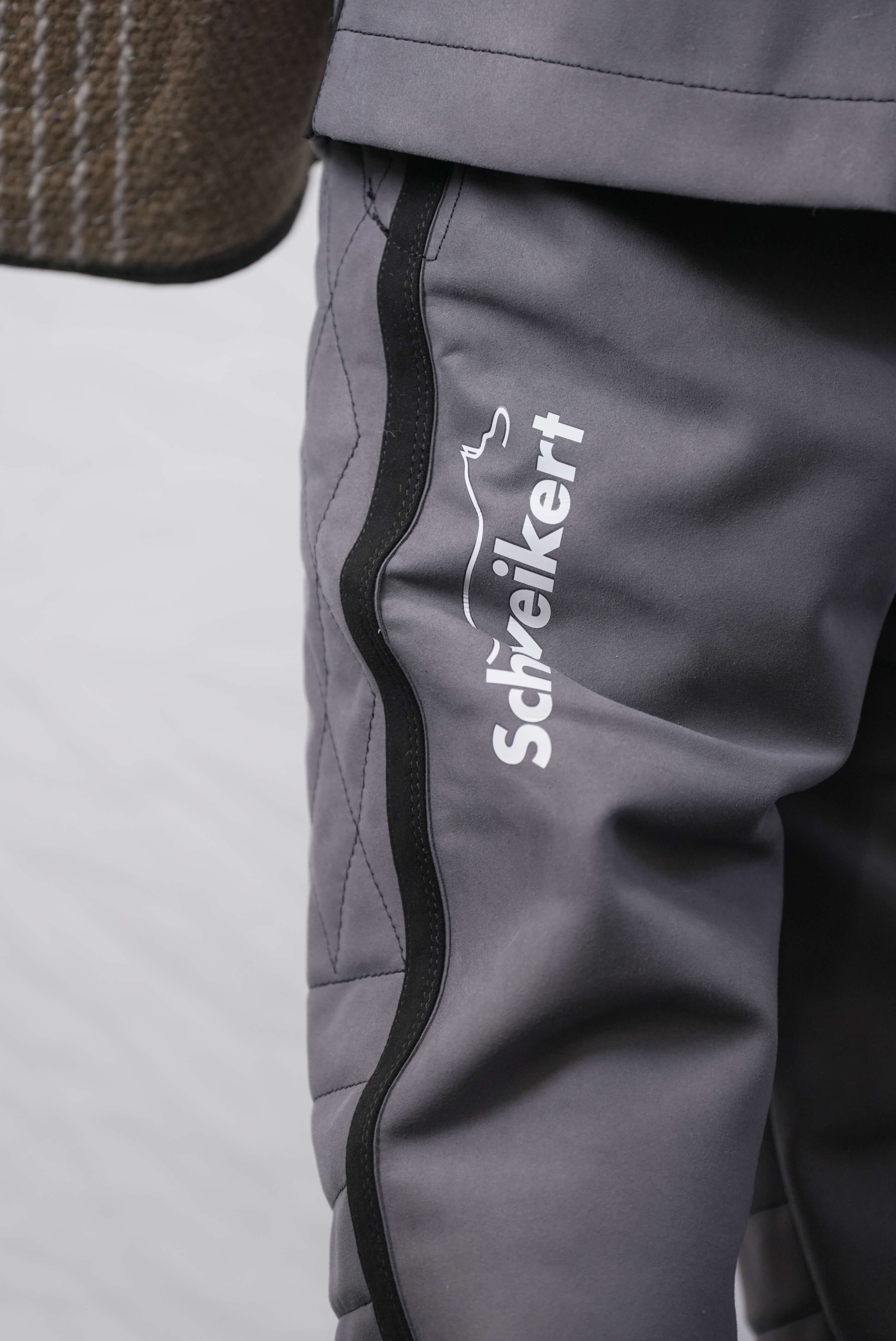 Schweikert Aero Protection Scratch Pants grey leg black